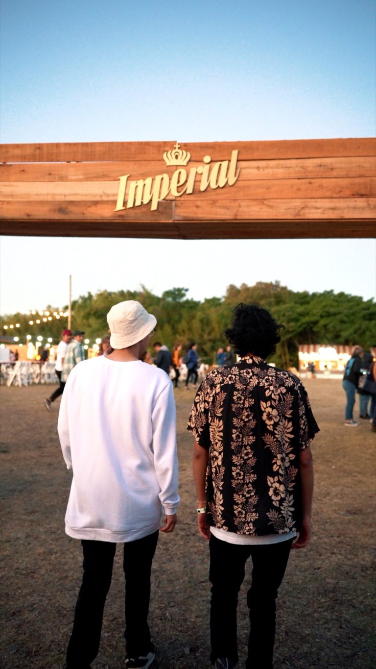 Dos personas caminando, ingresando al festival