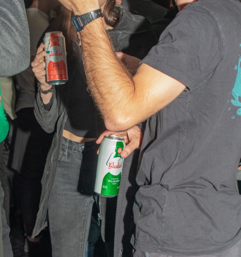 Personas con cerveza grolsch en la mano